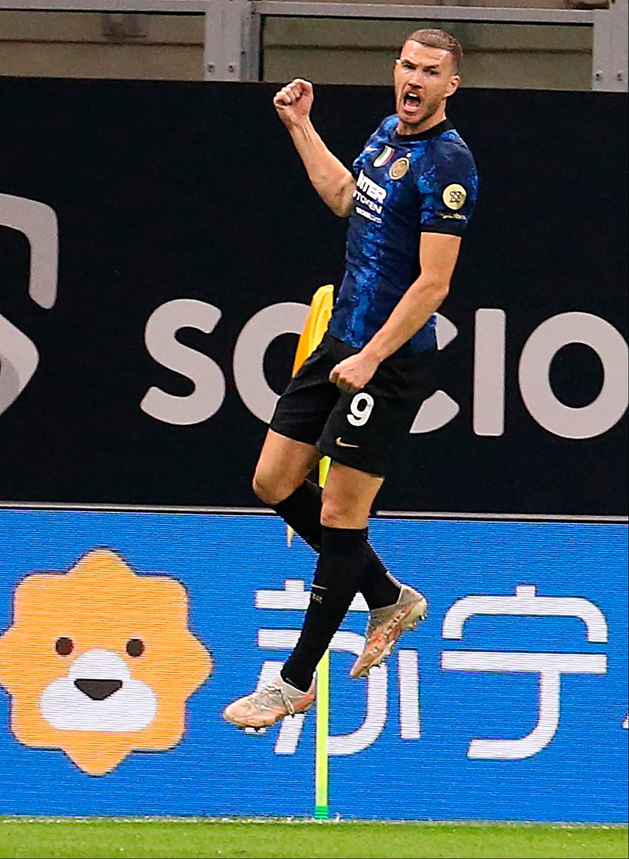 El Inter de Milán y la Juventus empatan 1-1 durante el Derbi de Italia para cerrar la novena Jornada en la Serie A. Parecía que los locales se quedaban con la victoria tras el gol de Edin Dzeko ((17’), pero Paulo Dybala, tras cobrar un penalti, consiguió igualar el encuentro ya al filo del partido.