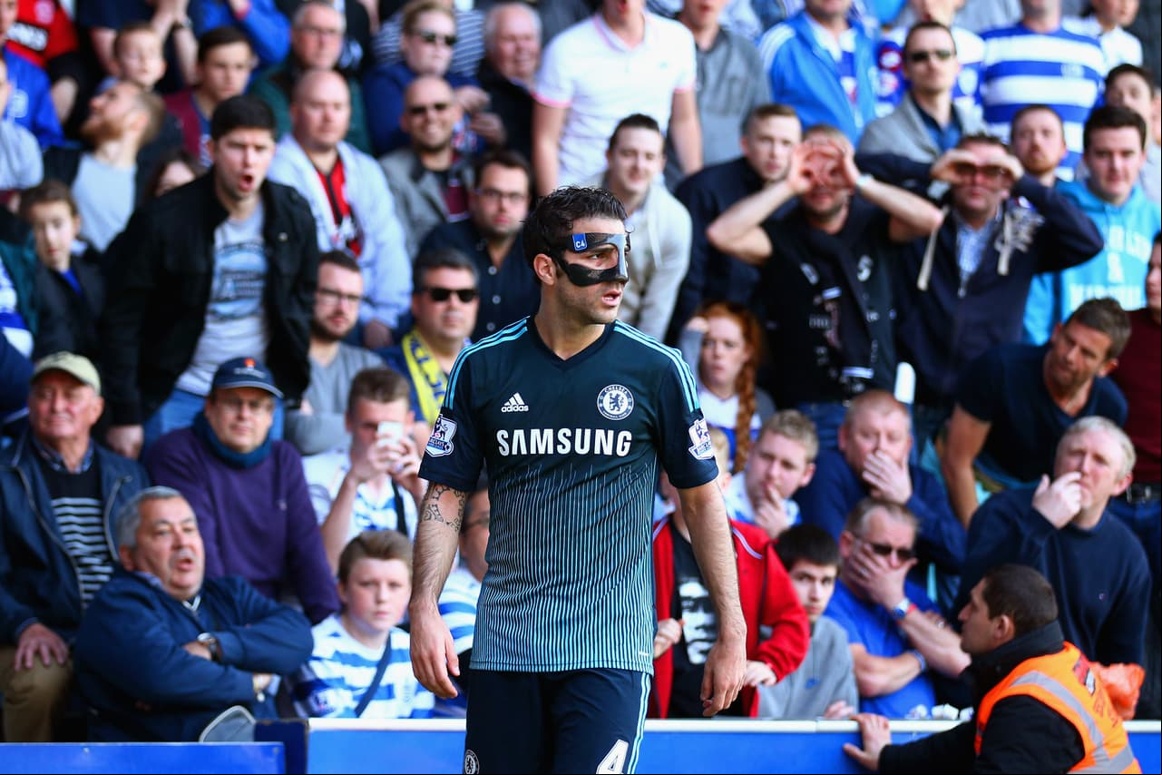 Fábregas comenzó a llevar la máscara protectora en el duelo de la Premier League entre el Queens Park Rangers y el Chelsea en Loftus Road el 12 de abril del 2015.