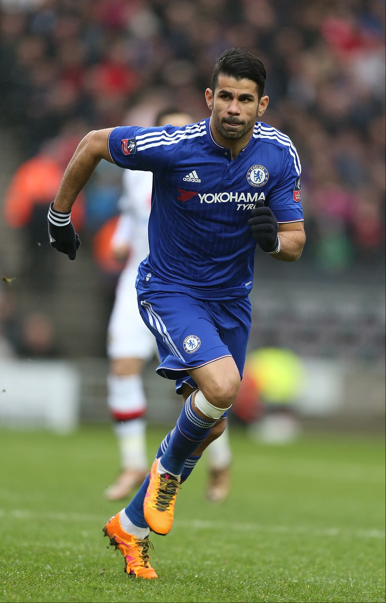 Costa se fracturó la nariz en la práctica del Chelsea de este jueves al chocar con la nuca de un jugador de la cantera y por tal motivo será operado en Italia aunque no se espera que se pierda el choque del sábado ante el Newcastle United donde portará la famosa máscara.
