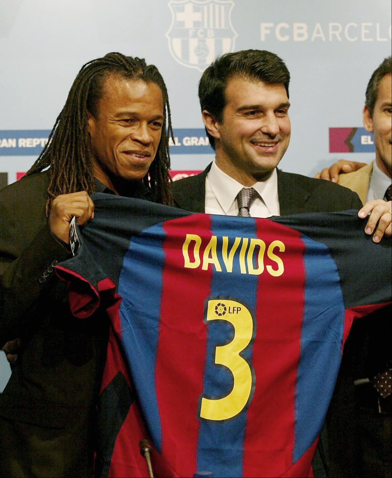 Davids tuvo un paso fugaz pero brillante por el Barcelona que deambulaba como séptimo lugar en la Liga española y ayudó a los culés a conseguir el subcampeonato. Su rendimiento propició que el club azulgrana tratara de retenerlo pero él prefirió marcharse al Inter de Milán.