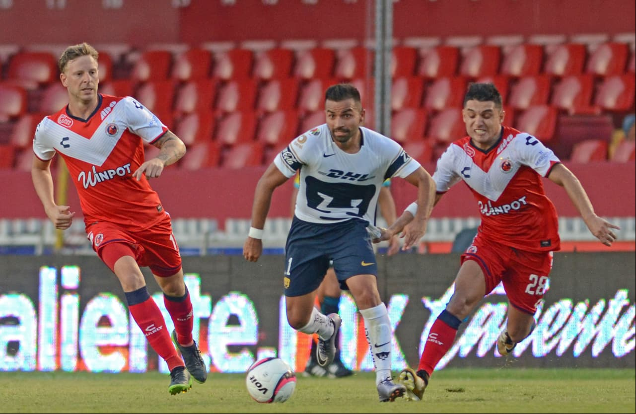 Pumas jugó con cinco defensores, tres mediocampistas y Joffre Guerrón y Bryan Rabello como delanteros.