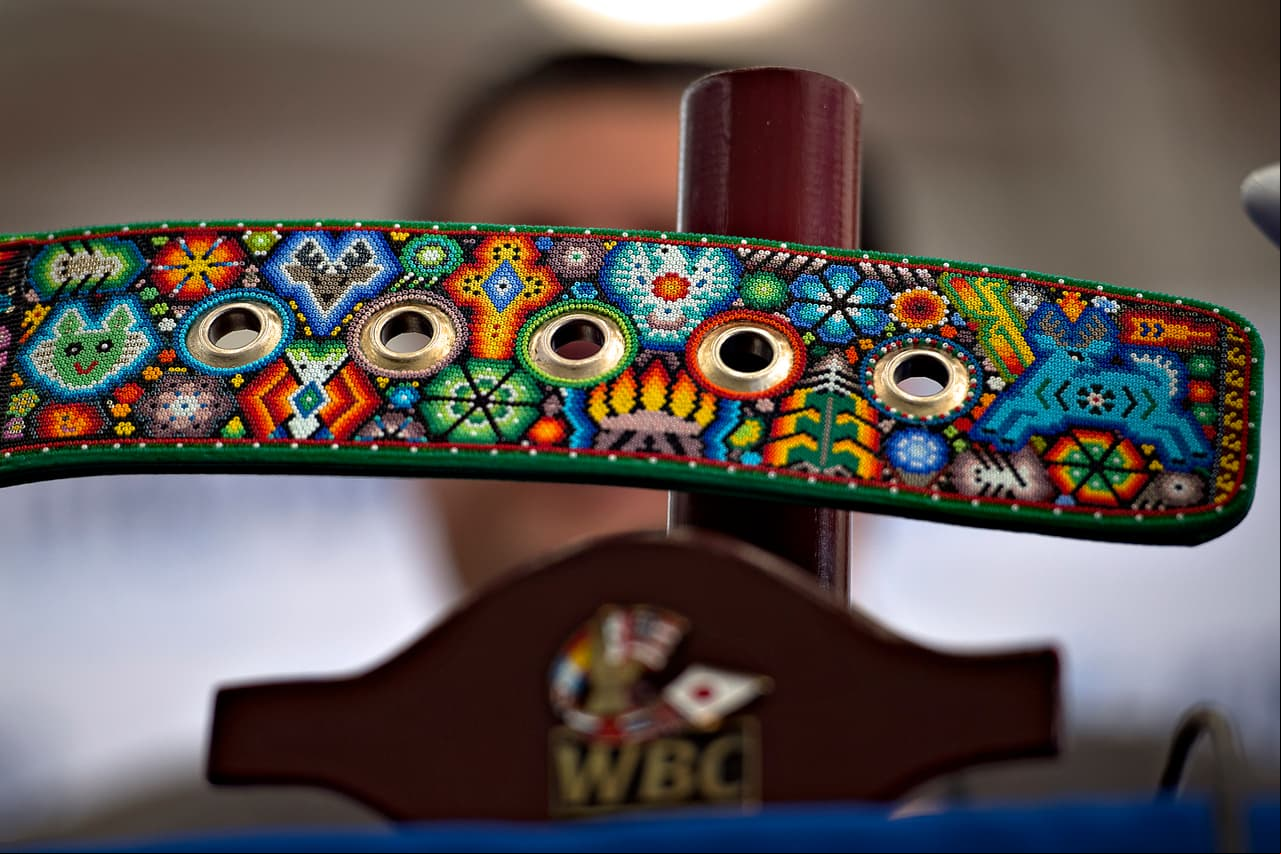 El arte huichol registra diseños y trabajos coloridos y de precisión además de integrar una simbología mística con significados religiosos y culturales.
<br>