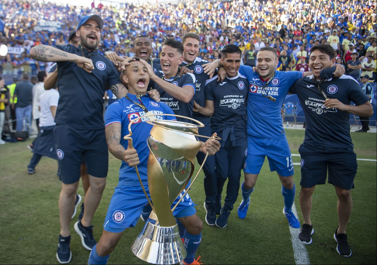 Los títulos se festejan como se debe, con alegría, con satisfacción y con la esperanza de cosechar más. Les compartimos los mejores momentos de la premiación y de los festejos de Cruz Azul luego de golear al Necaxa en el partido de la Supercolpa MX en California. La Máquina pitó y pitó.