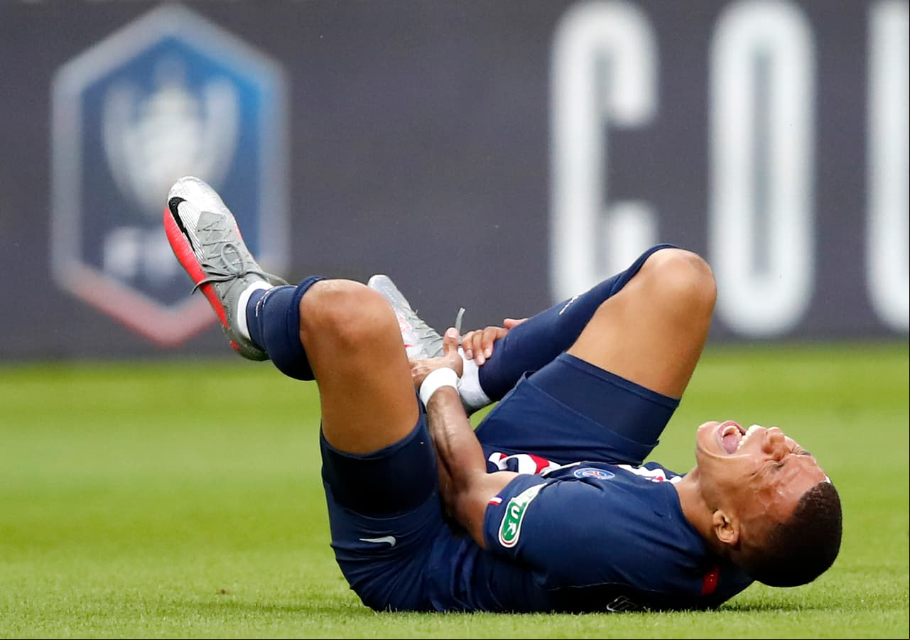 Mbappé no pudo continuar en el juego tras la lesión. En su lugar ingresó Pablo Sarabia.
