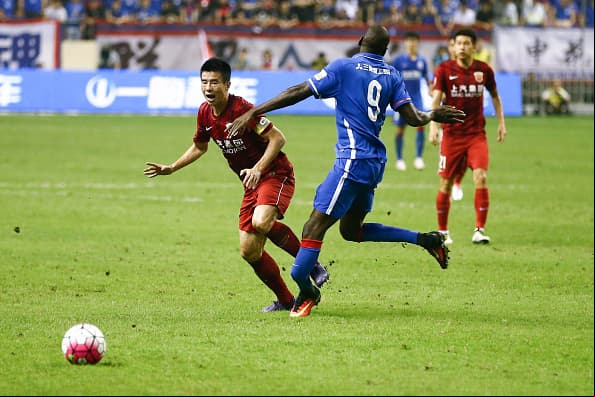 Demba Ba quita culpa a Sun Xiang tras fractura sufrida