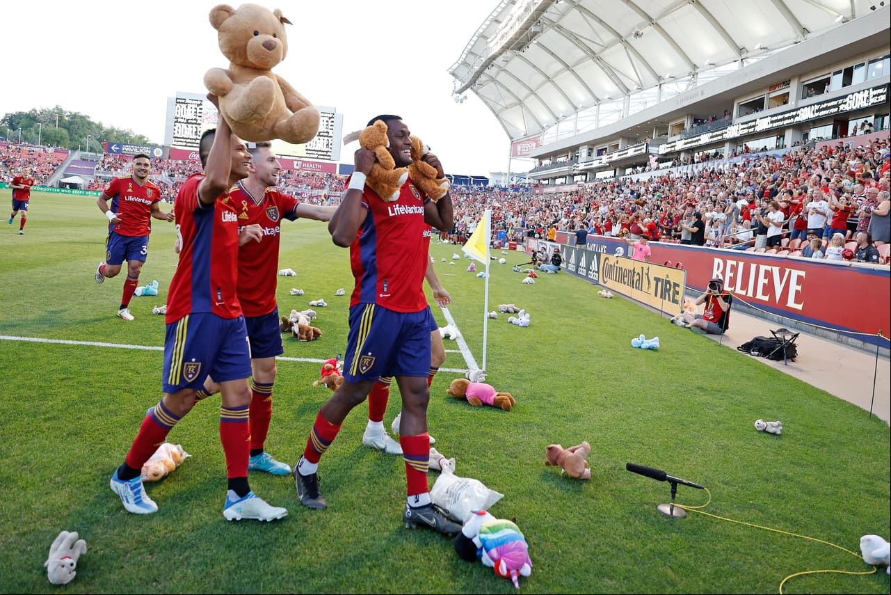 Sergio Córdova celebró su gol para Real Salt Lake ante Minnesota United abrazando uno de esos ositos.
<br>