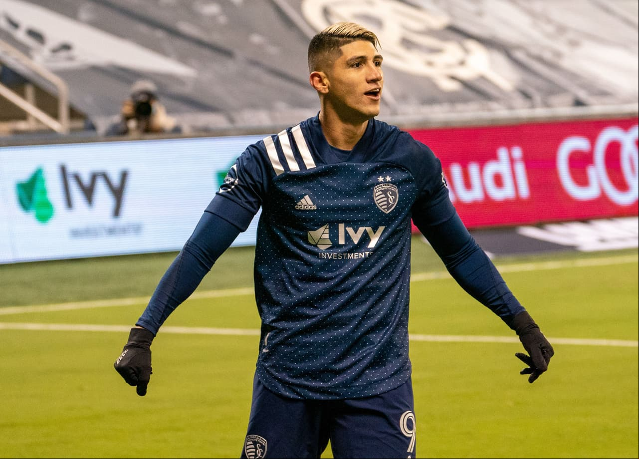 <b>ALAN PULIDO -</b> El delantero mexicano fue un elemento esencial para Sporting Kansas City en 2020, tanto en la creación de jugadas como en la definición de las mismas.
<br>El exChivas terminó la temporada regular con 6 goles y 5 asistencias en 12 partidos.
<br>
