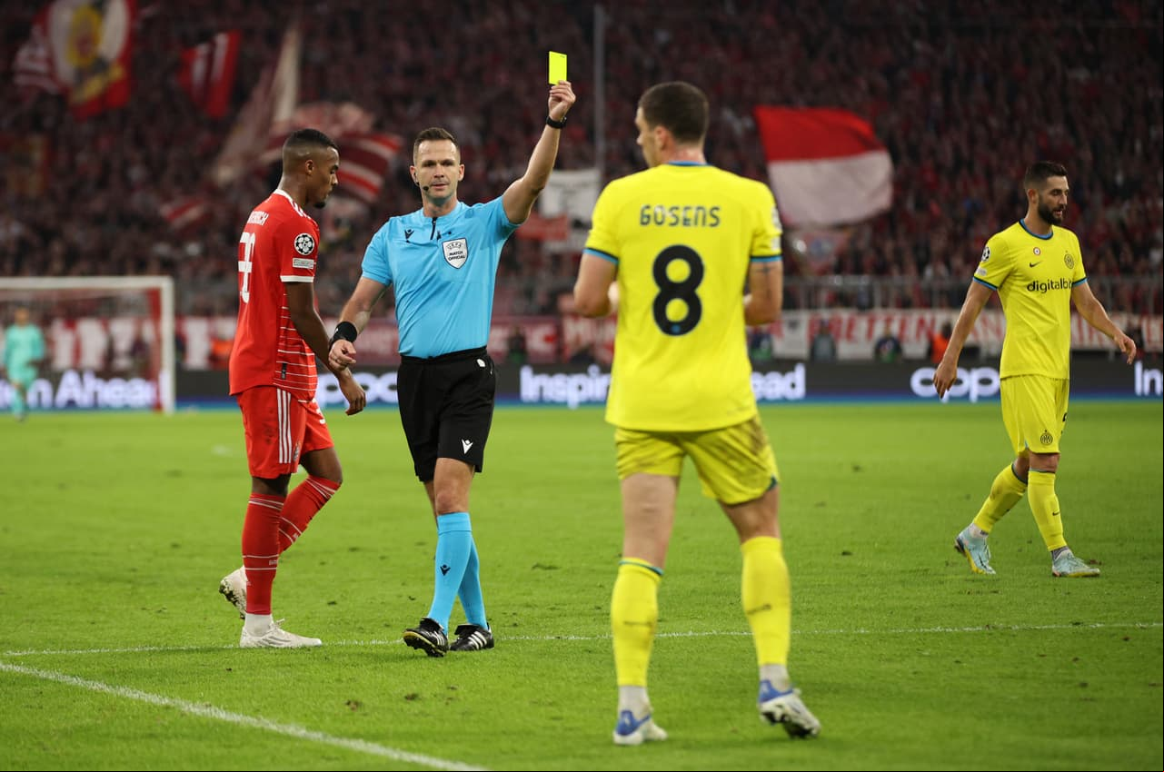MUNICH,  - NOVEMBER 01: Referee Ivan Kruzliak shows a yellow card to Robin Gosens of FC Internazionale during the UEFA Champions League group C match between FC Bayern München and FC Internazionale at Allianz Arena on November 01, 2022 in Munich, . (Photo by Adam Pretty/Getty Images)