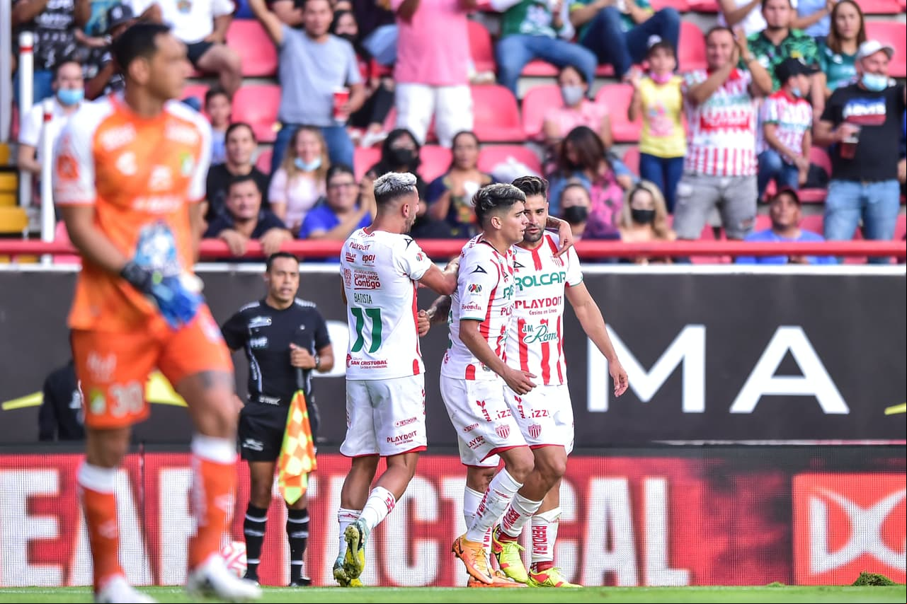 Milton Giménez abrió el marcador al 34' aprovechando la flojísima marca de los 'esmeraldas'.