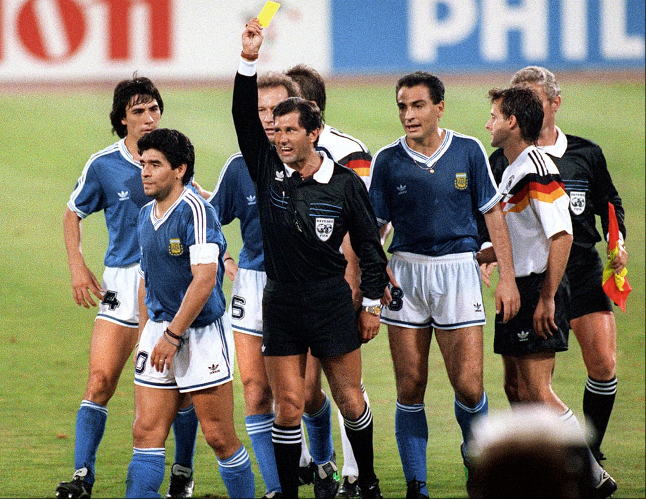 Aunque no destacó como en México, su presentación le bastó al '10' argentino para quedarse con el Balón de Bronce de la competición. En la final, Alemania ganó 1-0 y Diego Maradona no pudo repetir la gloria mundial.