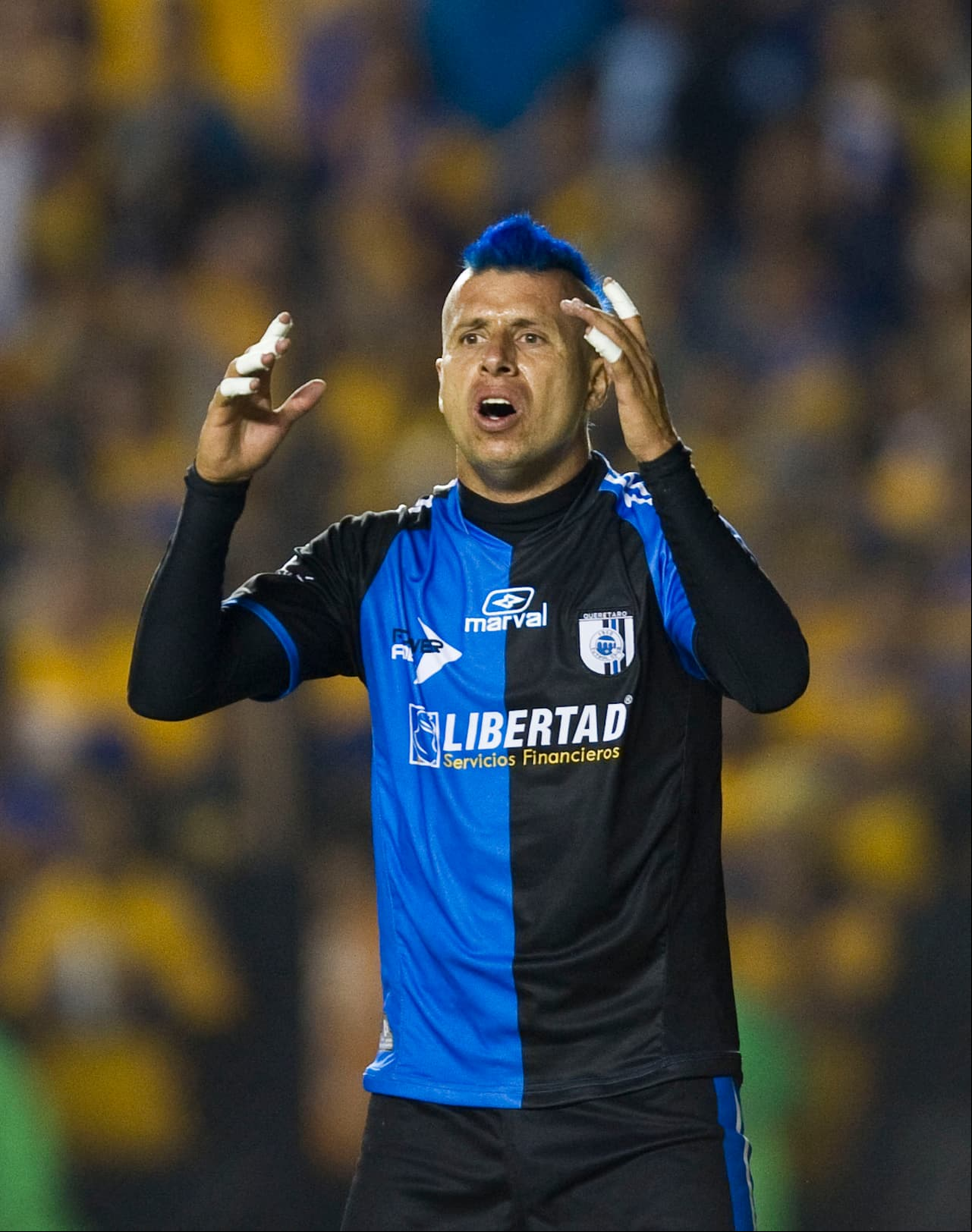 Bautista no se detuvo tras su marcha de las Chivas y cuando llegó a los Gallos Blancos del Querétaro se pintó el pelo de azul.