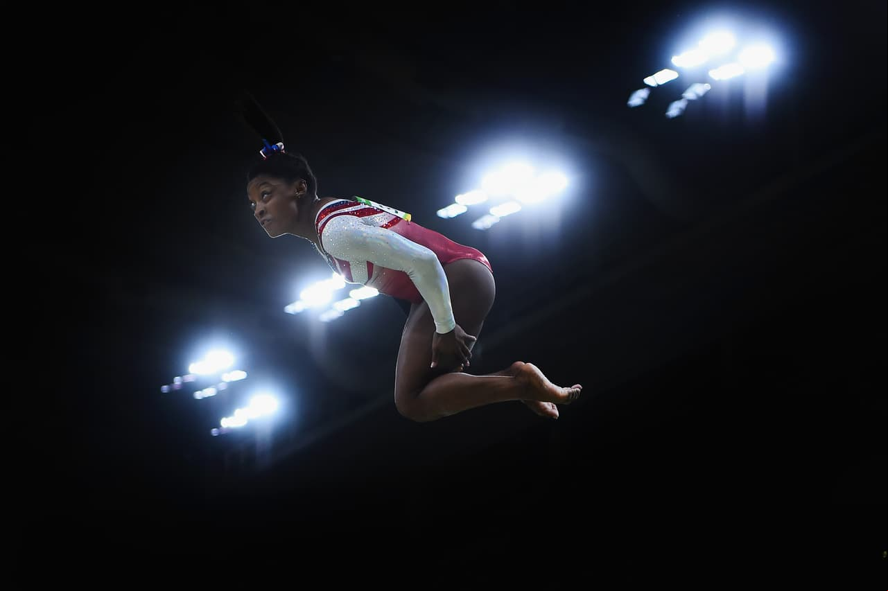 Un vuelo de Simon Biles durante un ejercicio en la barra de equilibrio.