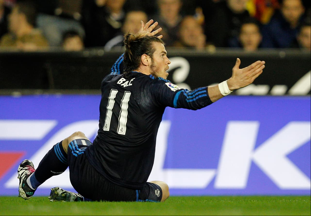 Una jugada de posible falta sobre Gareth Bale desataría la polémica arbitral, ya que pudo haberse marcado penal para el Real Madrid cuando el juego iba 2-1.