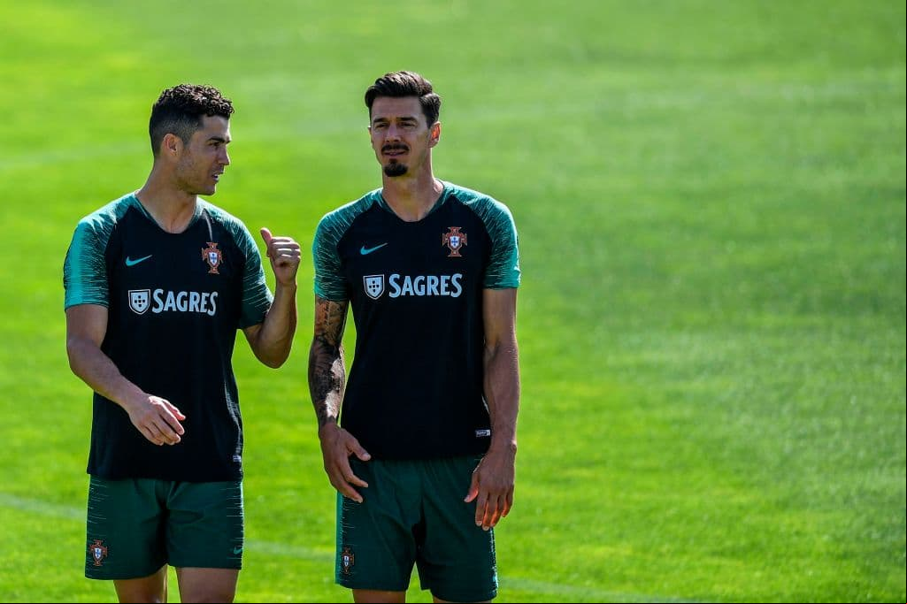 Invitan a Cristiano Ronaldo a seguir los pasos de Messi en Francia