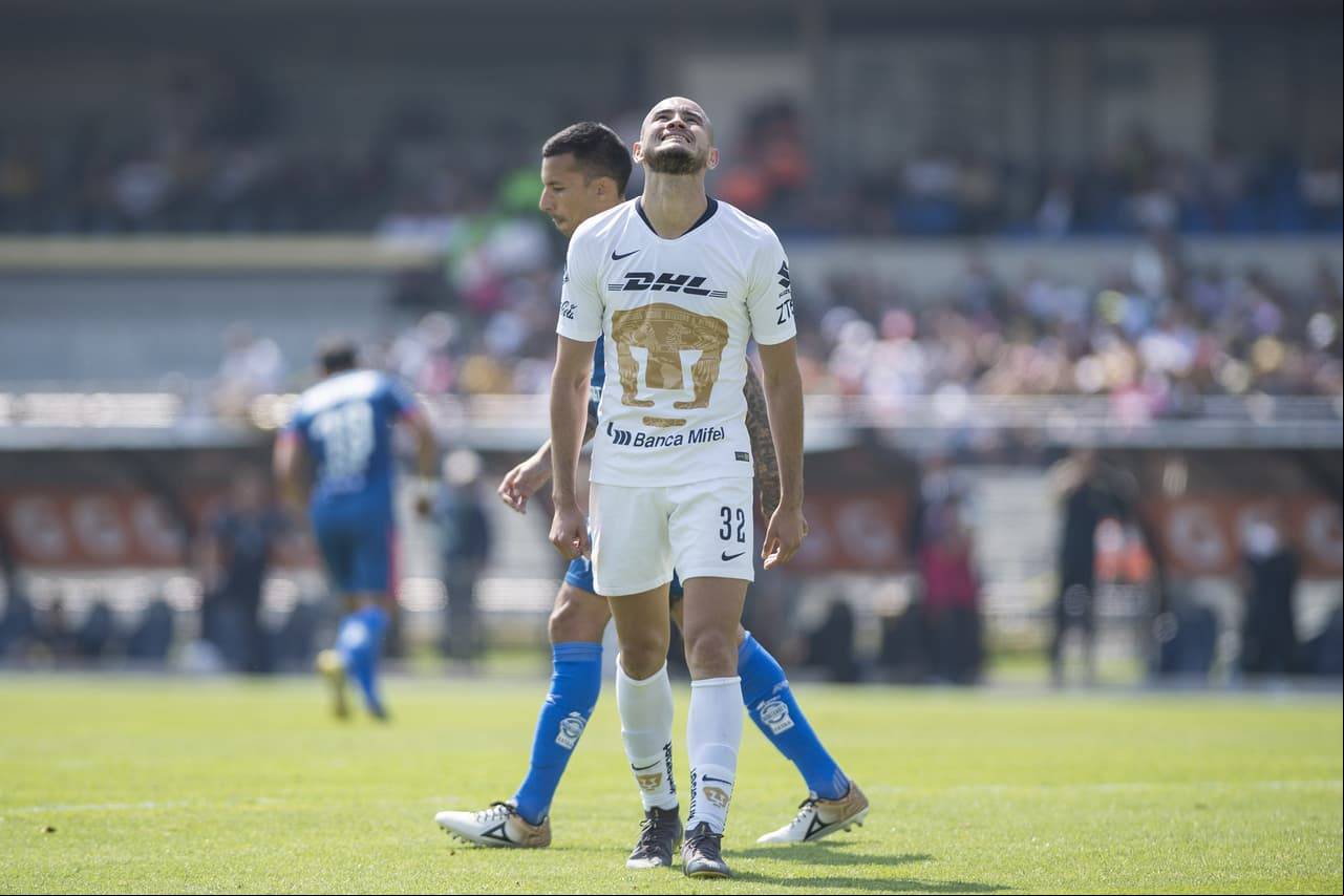 Pero nunca pudo debutar por falta de oportunidades. Los entrenadores no confiaban en él y tuvo que abrirse camino emigrando.