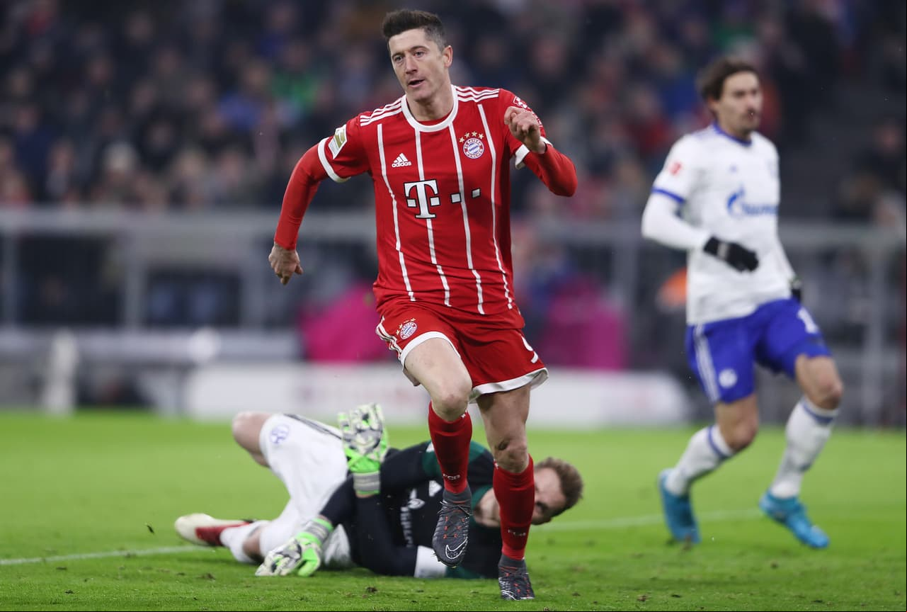 El polaco solo tuvo que empujar el balón para poner muy pronto en ventaja a su equipo contra un Schalke que es sexto en el torneo.