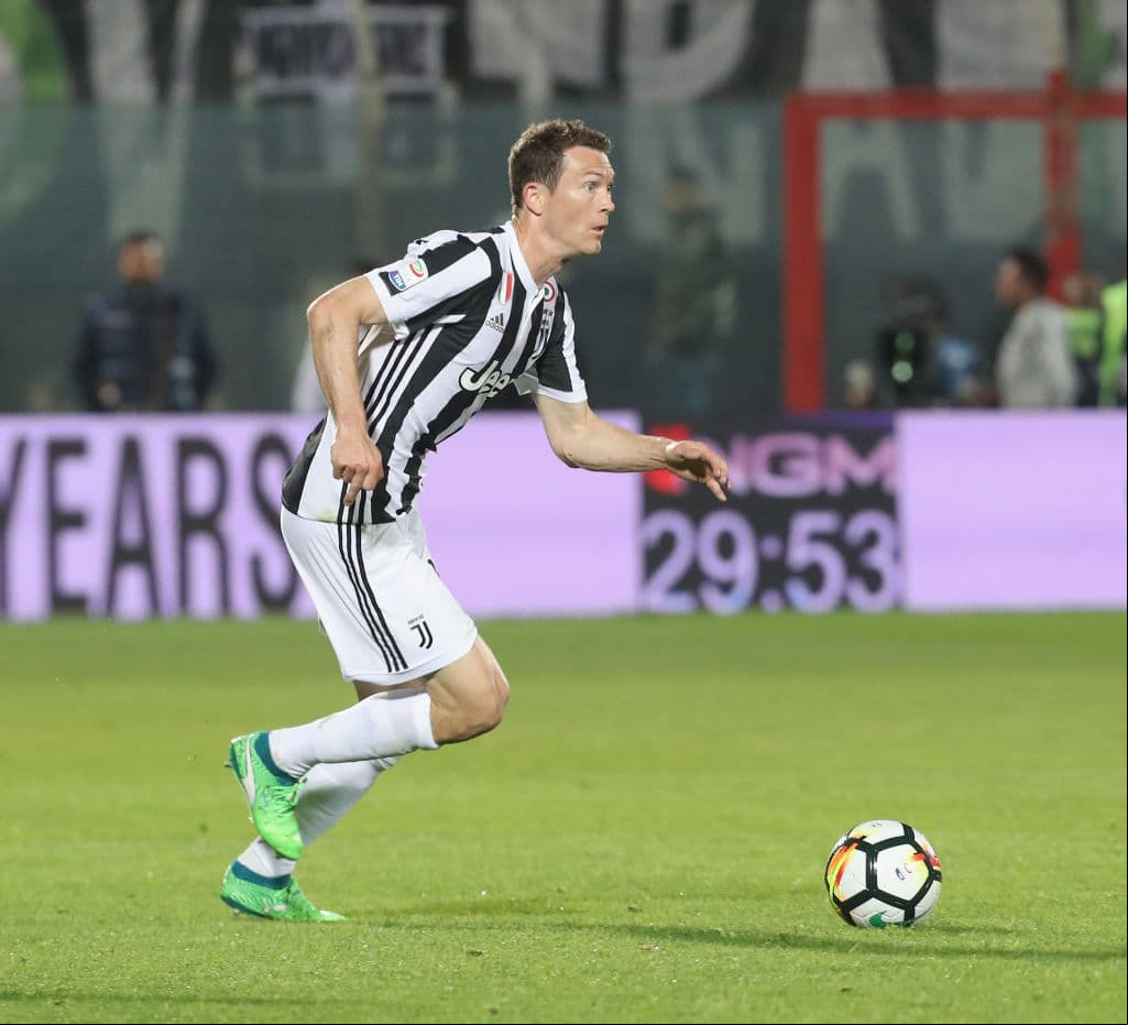 El jefe de la retaguardia helvética, el gran capitán y una de sus figuras y líderes, el de la Juventus de Turín, Stephan Lichtsteiner, suma 99 lamados, ocho goles y ha jugado tres mundiales por Suiza.