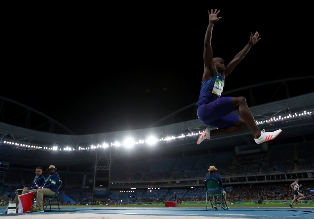 Jeff Henderson (Estados Unidos) durante la final de salto largo donde resultó ganador.