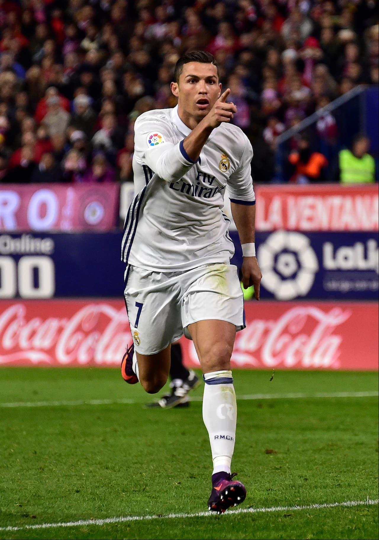 Cristiano Ronaldo volvió a demostrar que es la gran figura que aparece en el Real Madrid cuando su equipo más lo necesita. Y ahora lo hizo con tres goles que los dejan con un liderato cómodo y solitario.