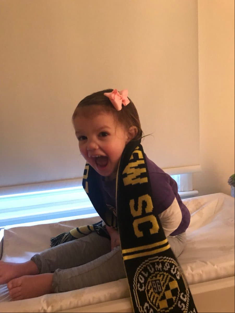 La pequeña fanática del Columbus Crew se aprecia extremadamente emocionada de portar la bufanda de la Pandilla de Ohio.
