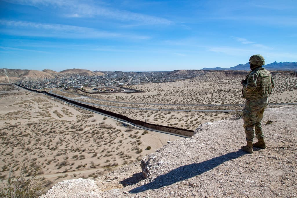 Qué contempla la Ley de Insurrección que evalúa el gobierno de Trump en su ofensiva migratoria