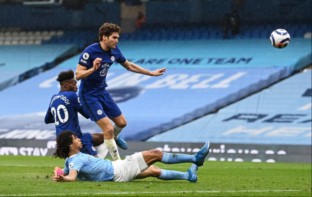 Al minuto 90+2, Marcos Alonso le da la victoria 1-2 al Chelsea y los Blues ya son el tercer lugar en la tabla de la Premier League.