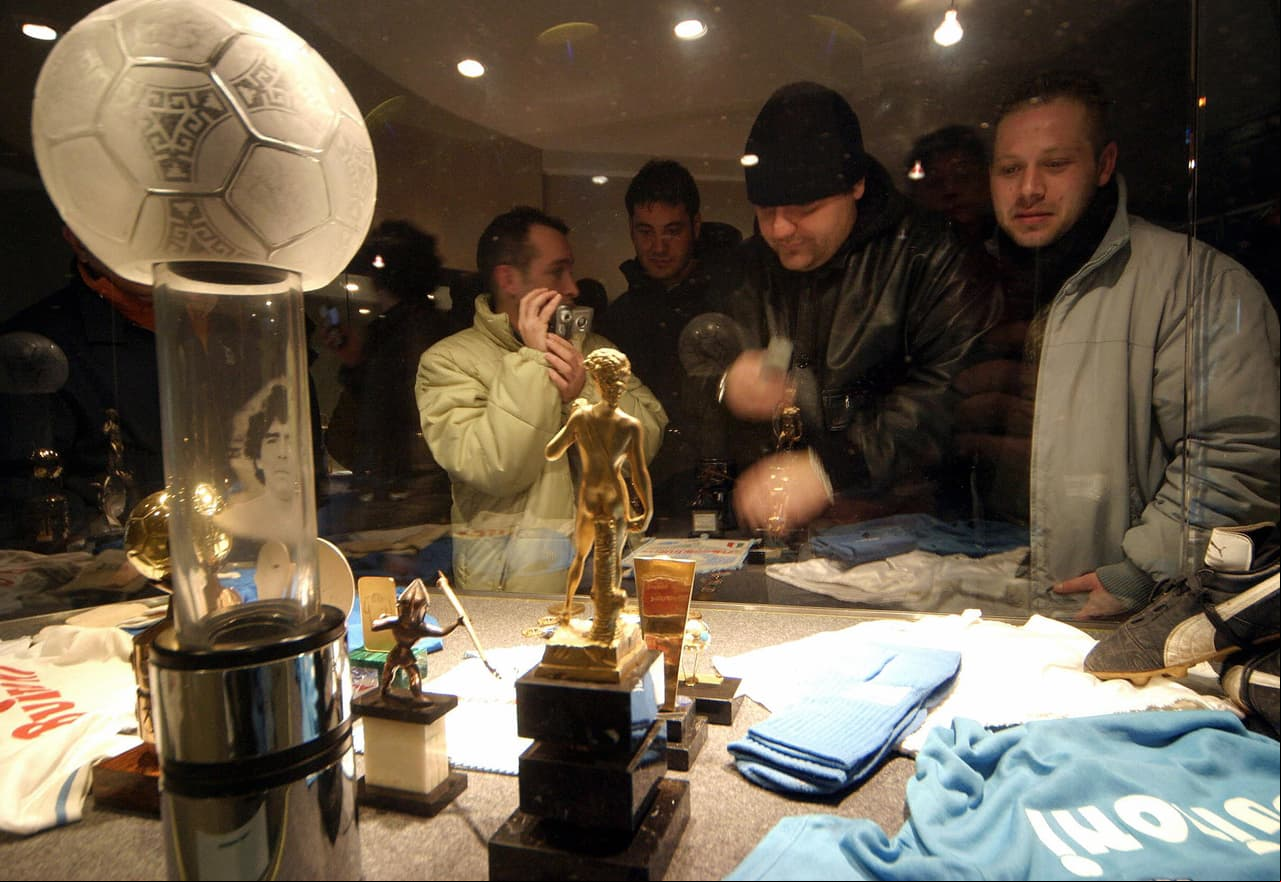 Los museos del equipo tienen muchas referencias de las épocas de gloria, en las que las imágenes de Maradona son protagonistas.