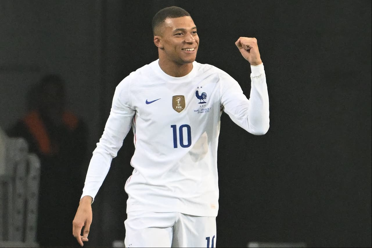 El futbolista del PSG mostró que el blanco le luce bien al festejar su segundo 'pepino'.