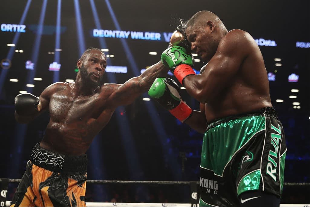 Deontay Wilder (40-0, 39 KOs) defendió su título CMB de peso completo ante Luis 'King Kong' Ortiz en el Barclays Center de Nueva York. Wilder tuvo una contienda complicada, pero la pólvora en sus manos hizo el trabajo para el décimo asalto cuando noqueó dos veces al cubano.