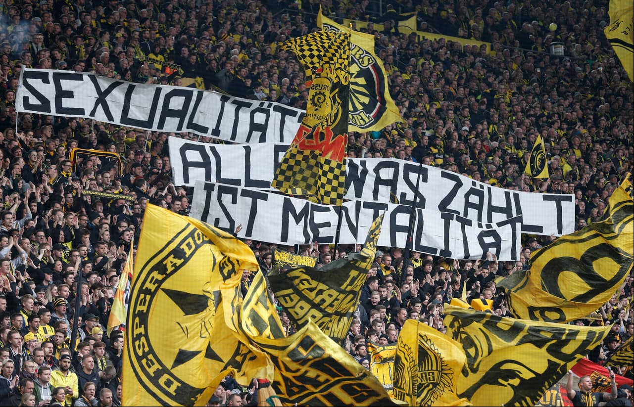 Quienes también acompañaron en masa, como ya es costumbre, fueron los eufóricos aficionados del equipo local que colmaron las tribunas del Signal Iduna Park.