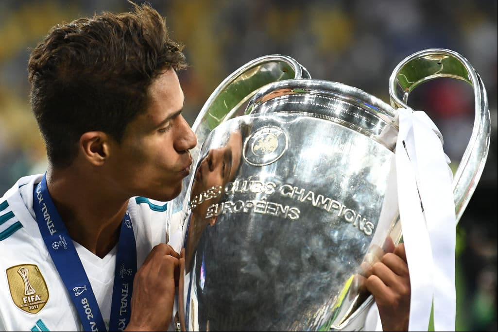 El defensa francés de Real Madrid, Raphaël Varane, demostró a su técnico y compatriota Zinedine Zidane de la calidad y capacidad que tiene en la zona trasera de los Merengues, y ahora fue recompensado.