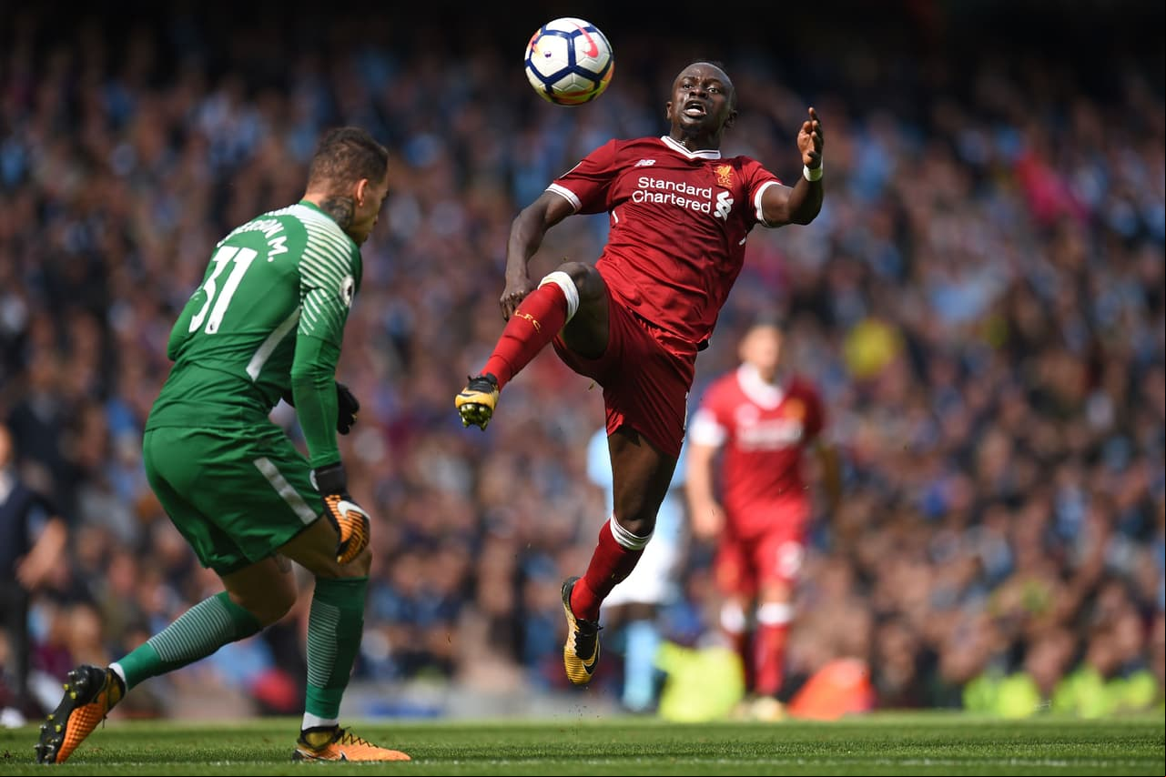 La jugada se presentó al minuto 37 del primer tiempo en un balón dividido que fueron a luchar el arquero del Manchester y el atacante del Liverpool.