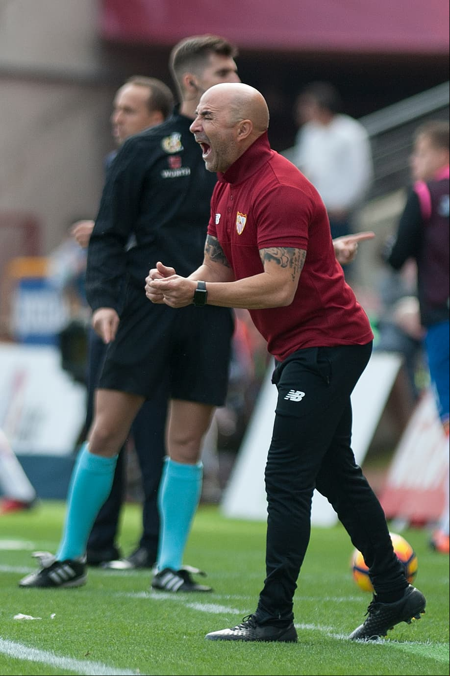 Los dos técnicos, Lucas Alcaraz y el argentino Jorge Sampaoli, coincidieron al cambiar sus dibujos habituales de tres centrales para jugar con defensas de cuatro futbolistas.