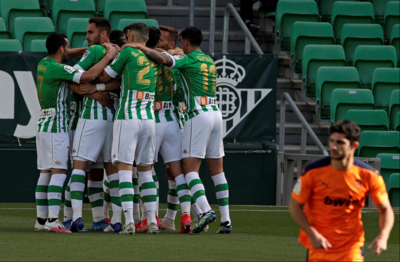 Real Betis empata 2-2 ante Valencia en el Estadio Benito Villamarin. Nabil Fekir y Sergio Canales descontaron dos goles para los 'verdiblancos', mientras que para los 'Ches', Goncalo Guedes y Carlos Soler hicieron sus respectivas anotaciones. Diego Lainez ingresó al minuto 63, mientras que Andrés Guardado se quedó en la banca.