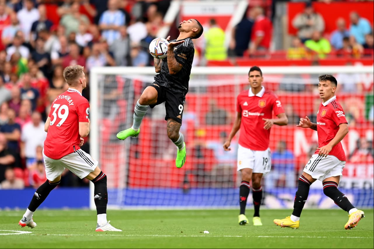 Manchester United venció al Arsenal con un doblete de Marcus Raschord y otro tanto de Antony, quien tuvo así un debut de ensueño.