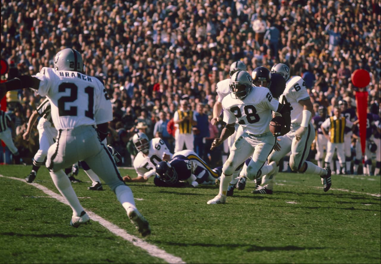 SUPER BOWL XI - OAKLAND RAIDERS. Luego de 9 partidos iban 8 - 1, la única derrota fue en New England, de hecho fue la única en esa temporada.