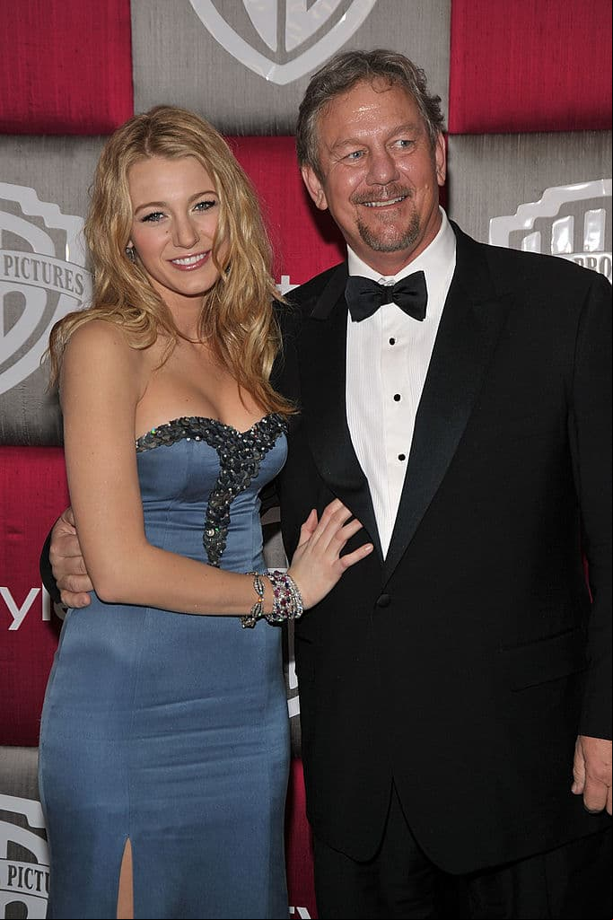 Ernie Lively, actor, entrenador de actuación y padre de la estrella de "Gossip Girl" Blake Lively, murió el 3 de junio a la edad de 74 años; murió por complicaciones cardíacas.