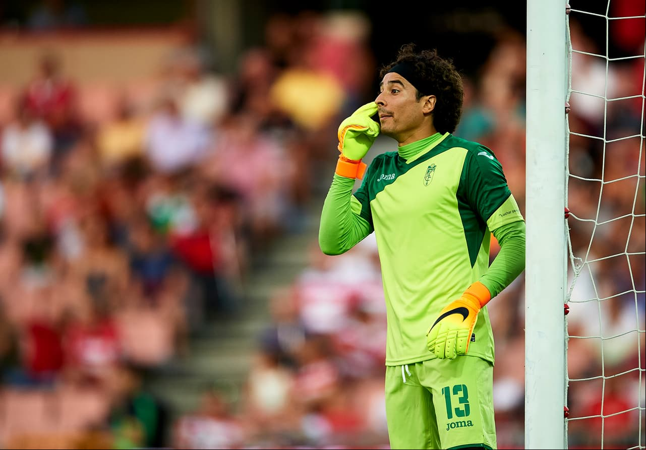 Tras descender en Granada, 'Memo' Ochoa ya contempla opciones. Napoli y Deportivo La Coruña estarían interesados, pero tendrán que negociar con Málaga, dueño de su pase.