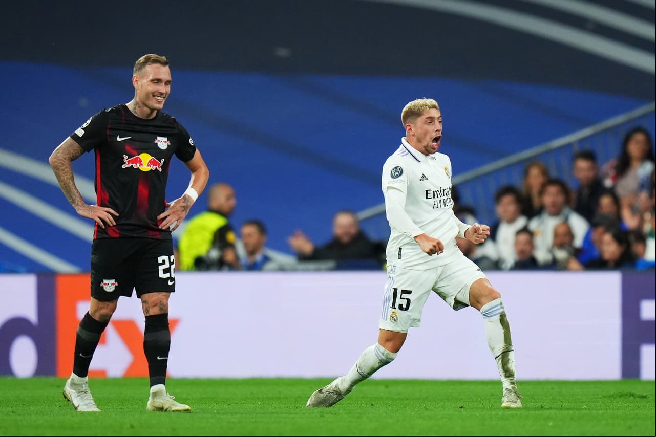 Real Madrid 2-0 Leipzig. Goles en la recta final de Fede Valverde y Marco Asensio para debutar en casa con victoria ante el equipo alemán.