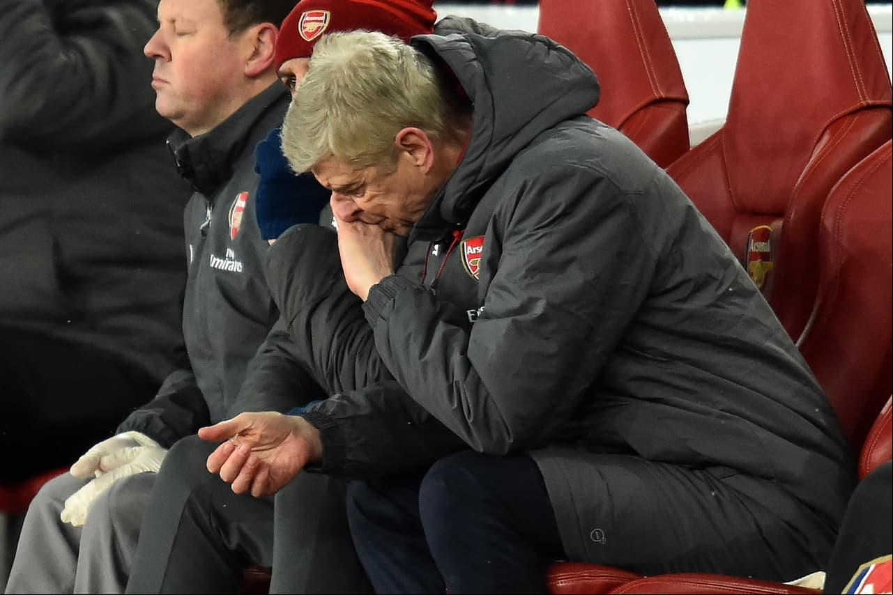 Arsene Wenger, como todo el Arsenal, cada vez más afectado por la situación del equipo.
