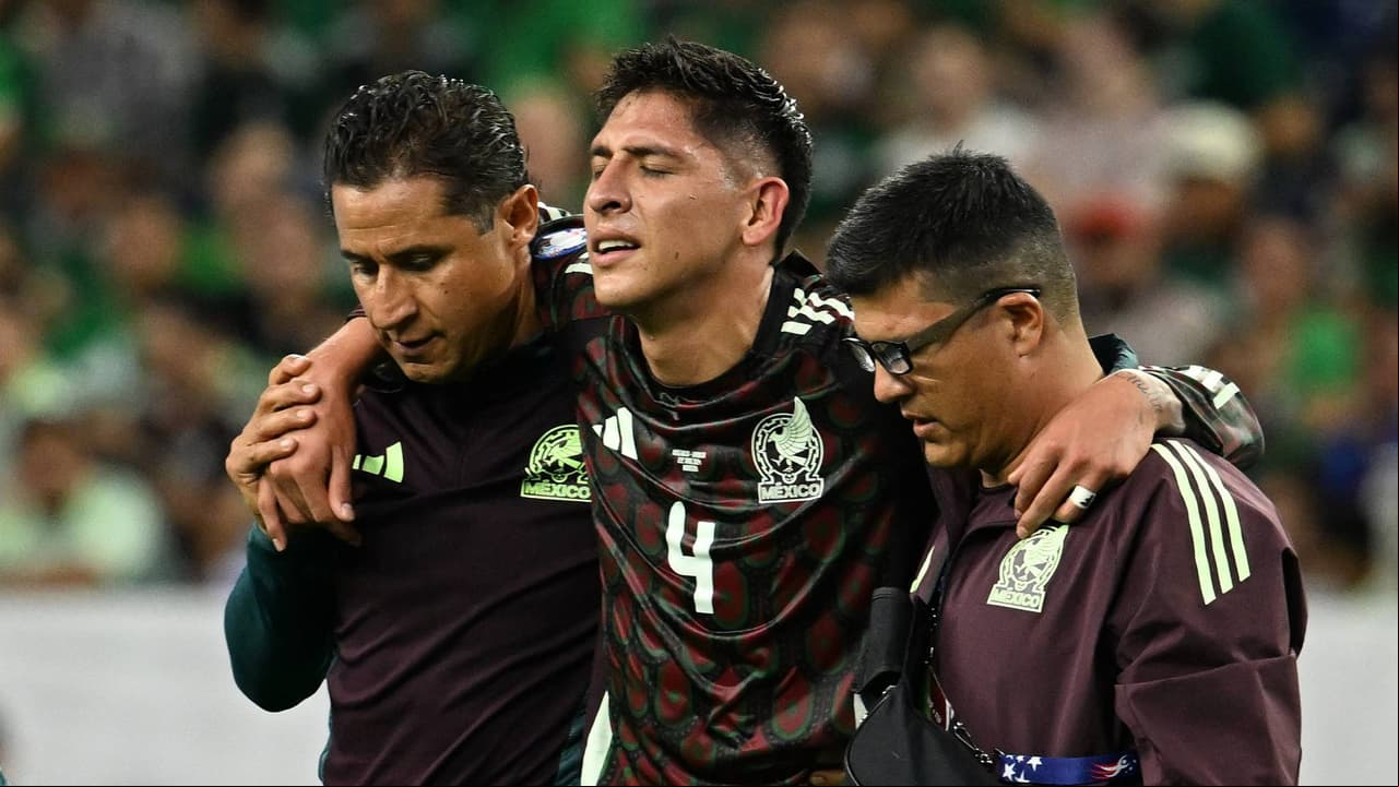 ¡Entre lágrimas! Edson Álvarez se lesiona y sale del campo de juego