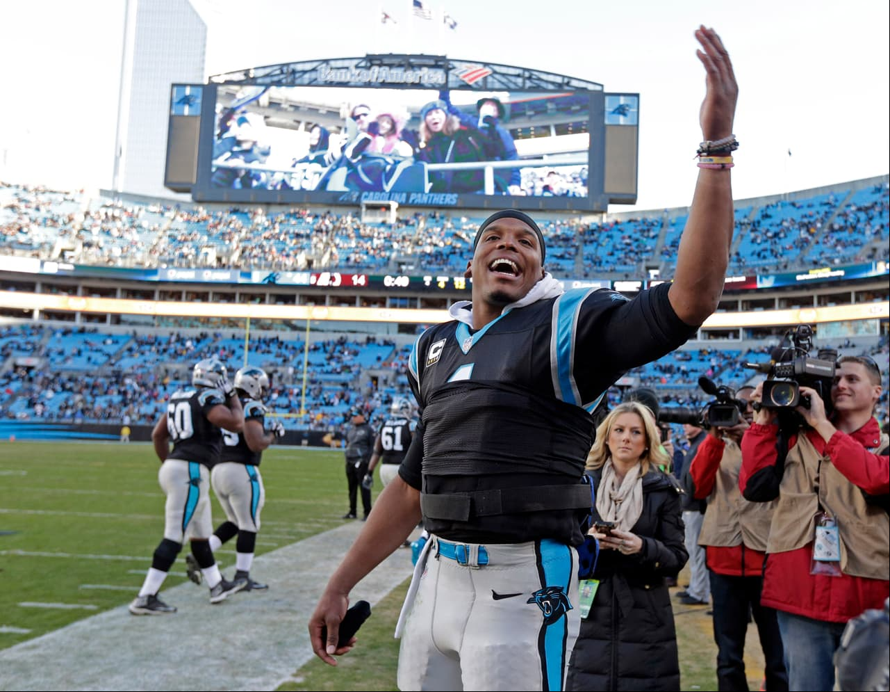 Cam Newton se lució con 5 pases de TD para que los Panthers mantuvieran su incontenible paso en la liga (10-0) al derrotar a los Redskins 44-16. Checa las mejores tomas del partido.