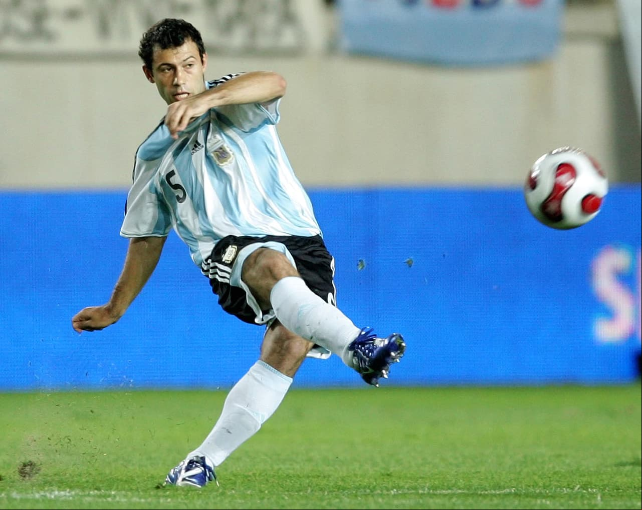 Su primera aparición con la selección mayor de Argentina fue en un empate 2-2 frente a Uruguay.
<br>