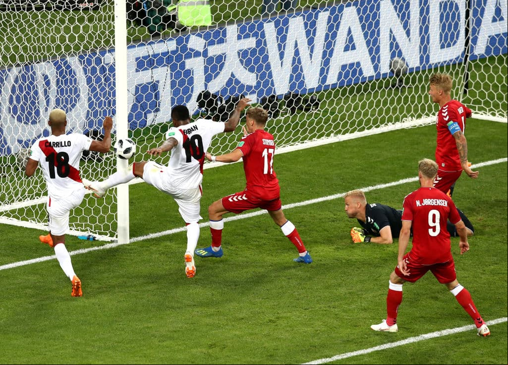 Minutos más tarde, de nueva cuenta Farfán llegó tarde a un recentro de Rodríguez para cerrar la jugada a quemarropa pero le falló el 'timing' y se volvieron a salvar los daneses.