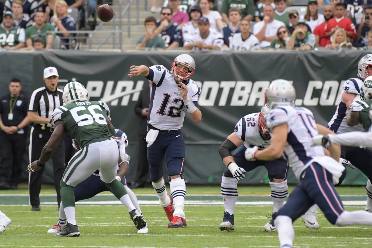 Pero después apareció el talento de Brady para remontar. El #12 se hizo sentir justo antes del descanso, liderando a los Patriots a lograr el empate 14-14 con 9 segundos para el final de la primera mitad.