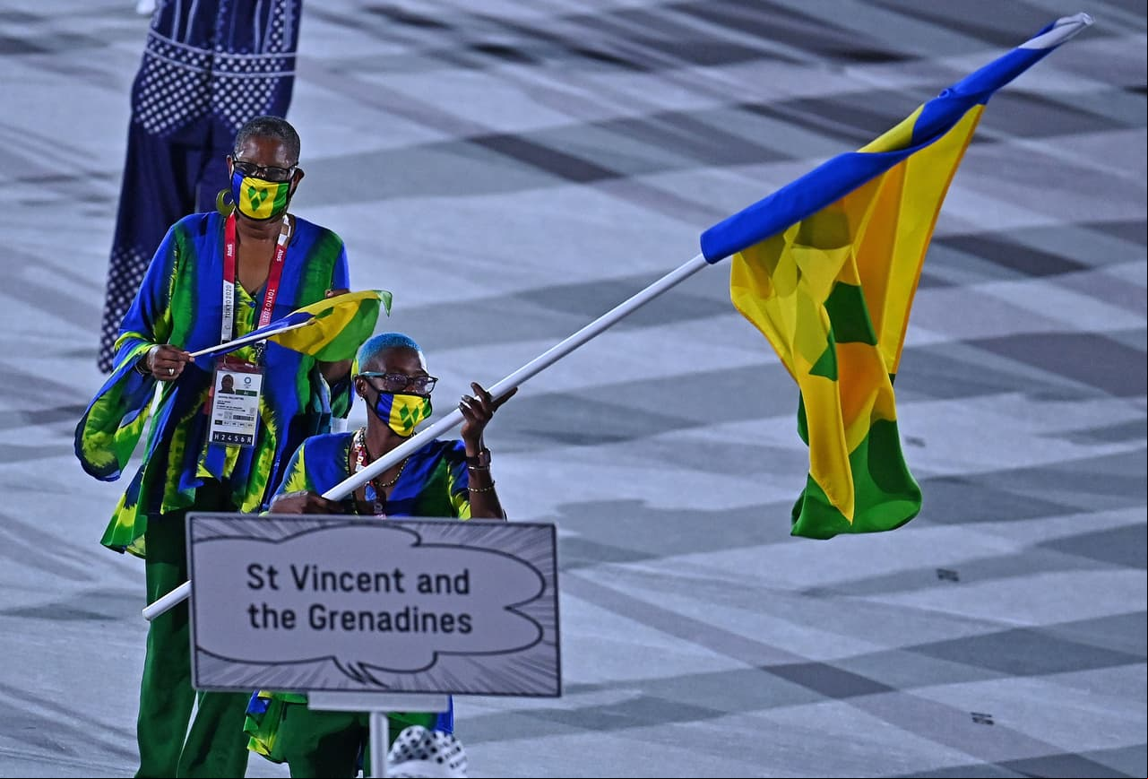 Shafiqua Maloney fue el encargado de portar la bandera de San Vicente y las Granadinas.