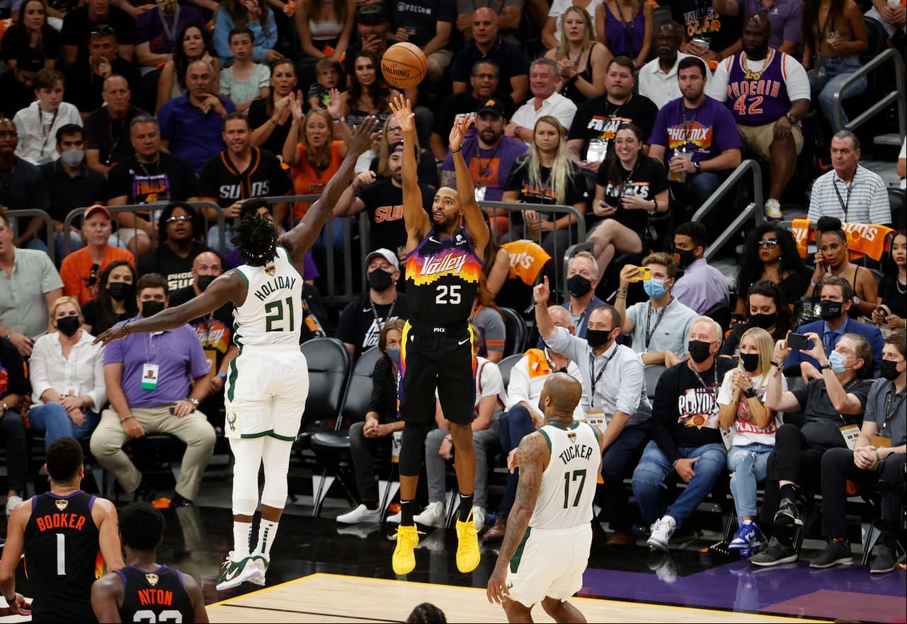 Mikal Bridges, Booker y Paul tardaron en calentar los triples que llegarían hasta el segundo cuarto para darle un giro de 180 grados al partido.