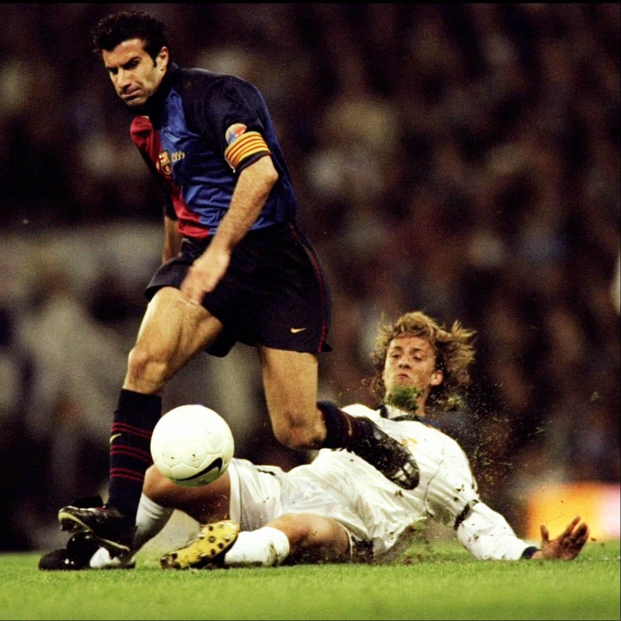 Luis Figo jugó cinco temporadas en el Barcelona de 1995 al 2000 y anotó 30 goles con la camiseta blaugrana.