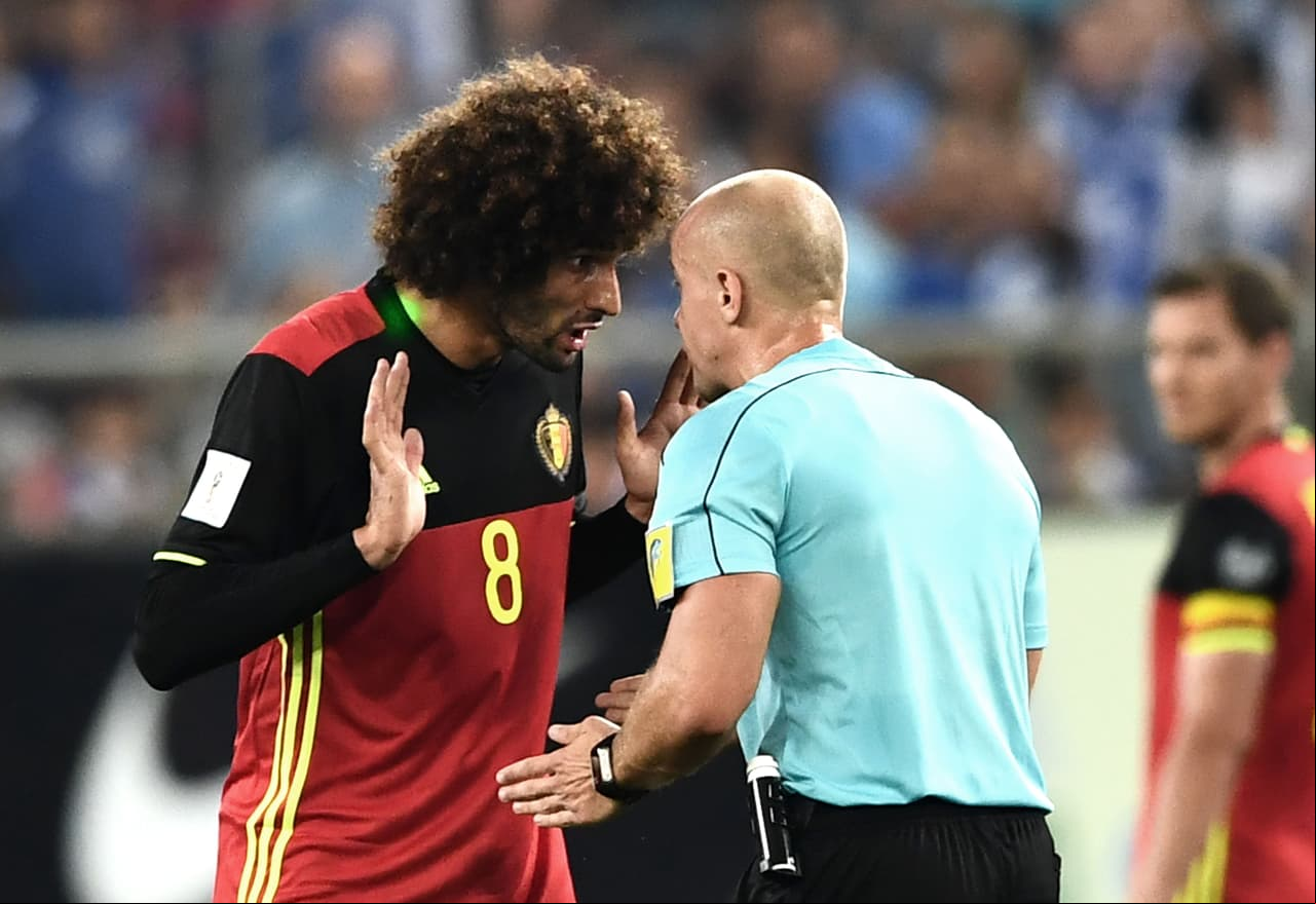 El estilo físico de Fellaini le causó varias amonestaciones verbales del juez Marciniak de Polonia.