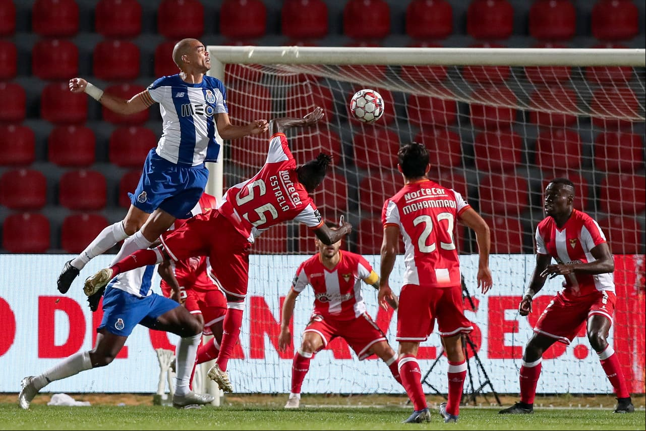Porto no puede en su visita al CD Aves y terminan empatando 0-0. Al minuto 22 Zé Luís tuvo la oportunidad desde los once pasos, pero no logra aprovechar y el balón termina en las manos del arquero.